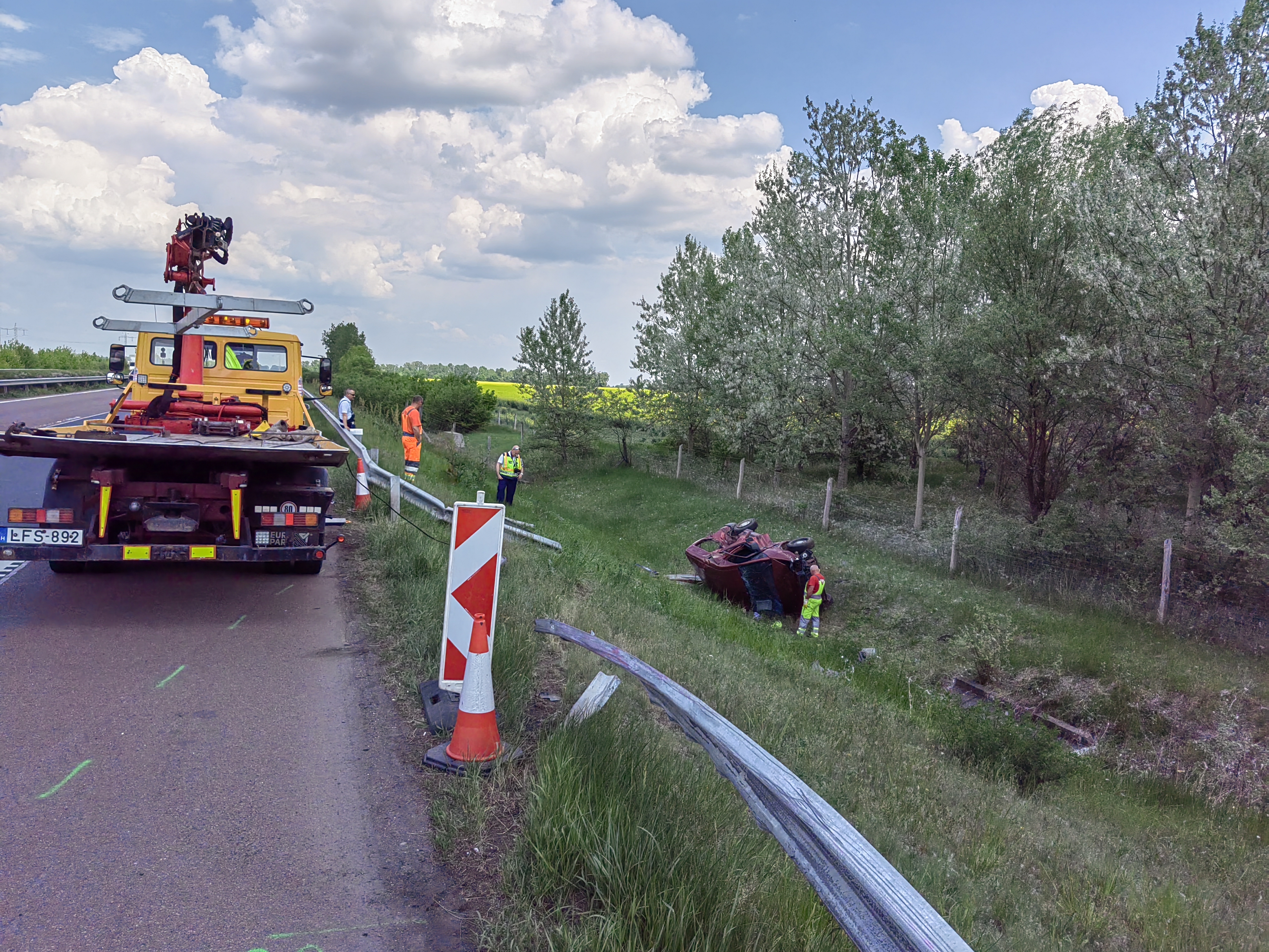 Helyszíni autómentő munka M3 M30 autópálya